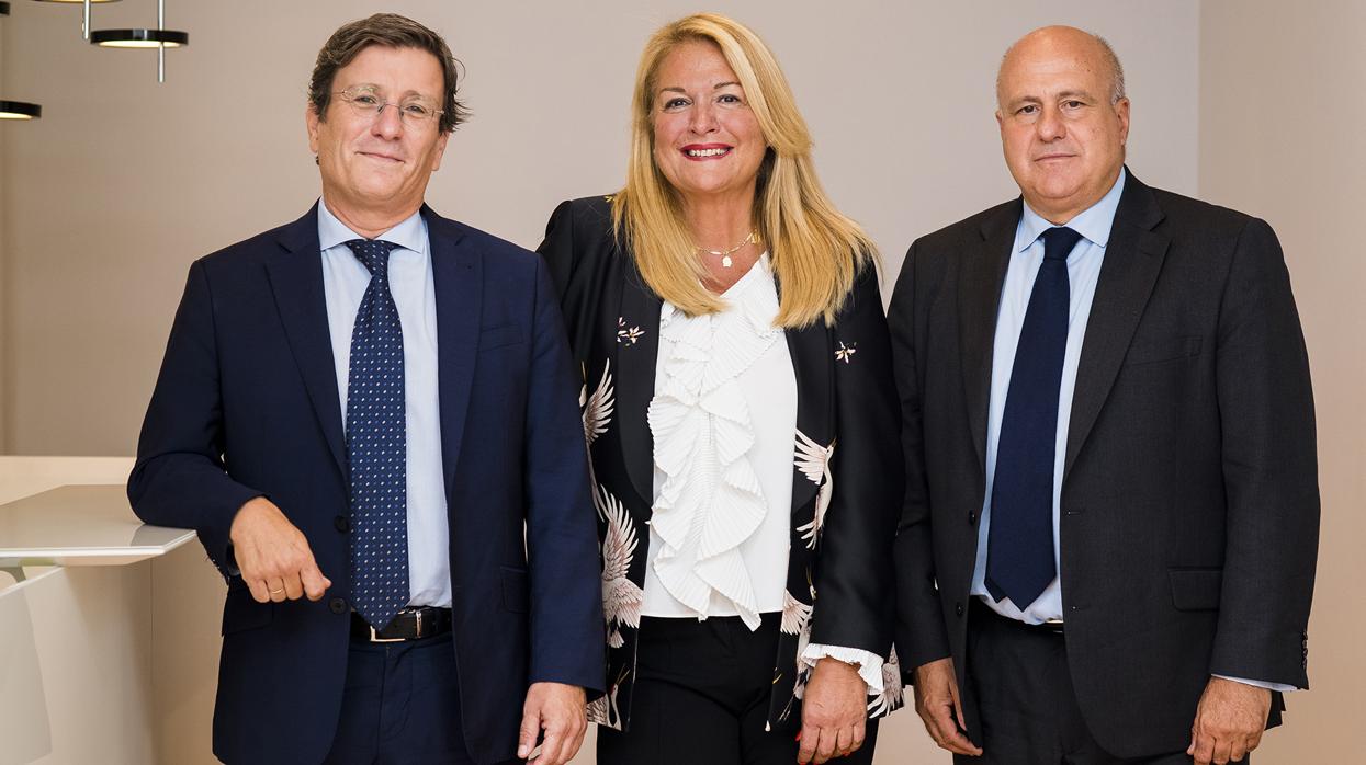 Javier Valdecantos, socio coordinador de Montero Aramburu, María José Perez-Cejuela y Isidro del Saz, socio director de la oficina de Madrid