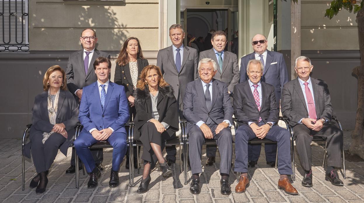 Francisco Herrero con su comité ejecutivo y la delegada de Empleo, a las puertas de la sede de la Cámara de Comercio, en la Plaza de la Contratación de Sevilla