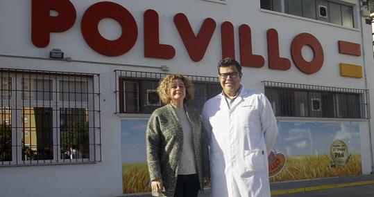 Carmen y Carlos Polvillo, a las puertas de la fábrica de Sevilla