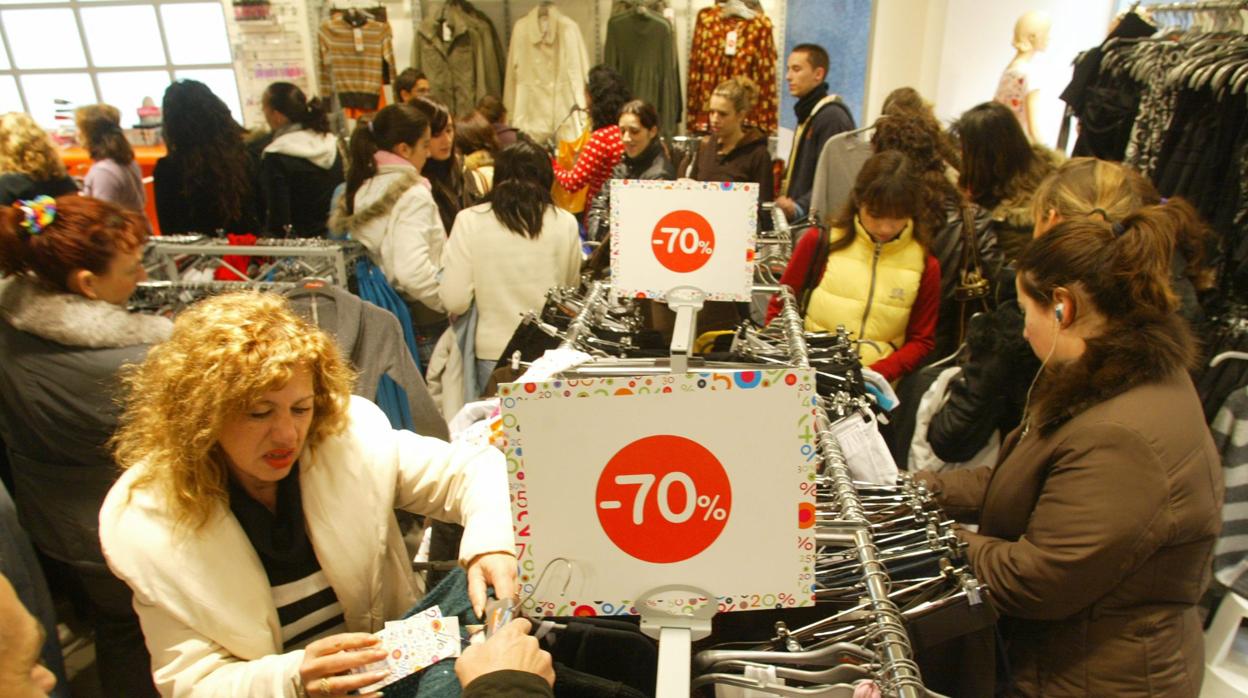 Las provincias de Almería, Málaga y Sevilla son las que más gastarán en las rebajas que comienzan hoy