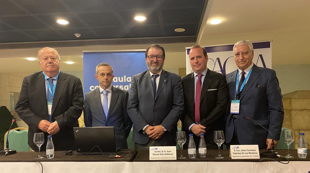 Rafael Ruiz Ruano, director de Aula Concursal; Pedro Márquez, magistrado del Juzgado Mercantil 2 de Sevilla; Juan Ávila, alcalde de Carmona, Juan Ávila; Francisco Javier Carretero, magistrado del Mercantil 1 de Sevilla; y el presidente de Apacsa, Antonio Moreno Campillo