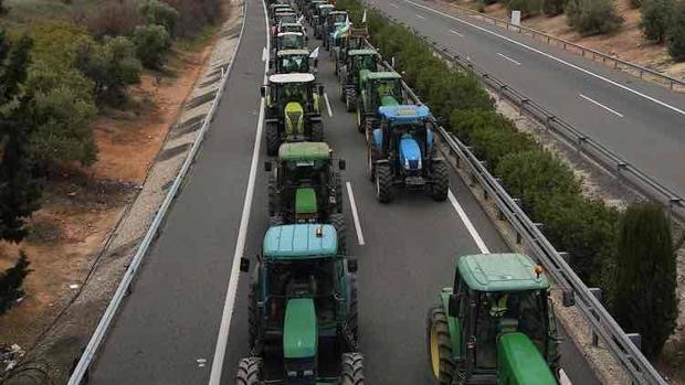 Estas son las carreteras sevillanas que sufrirán cortes por las tractoradas del día 25