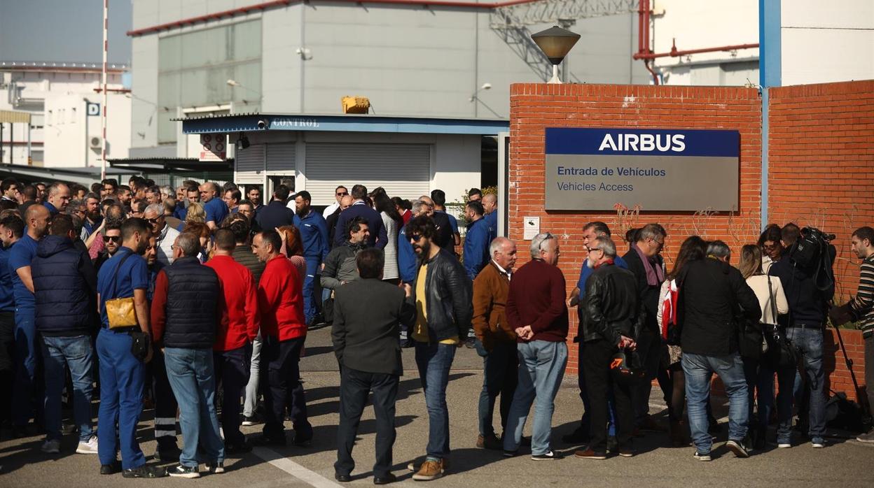 Trabajadores de Airbus Sevilla, de la planta de Tablada, en la concetración de esta mañana