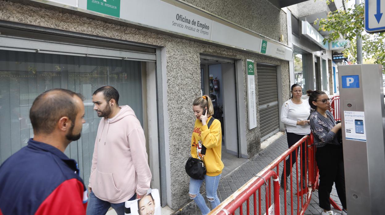 Cola de parados en una oficina de Empleo de Sevilla durante la anterior crisis