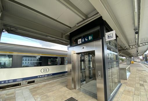 Estación de tren de Bélgica, con ascensores que llevan la firma de MP