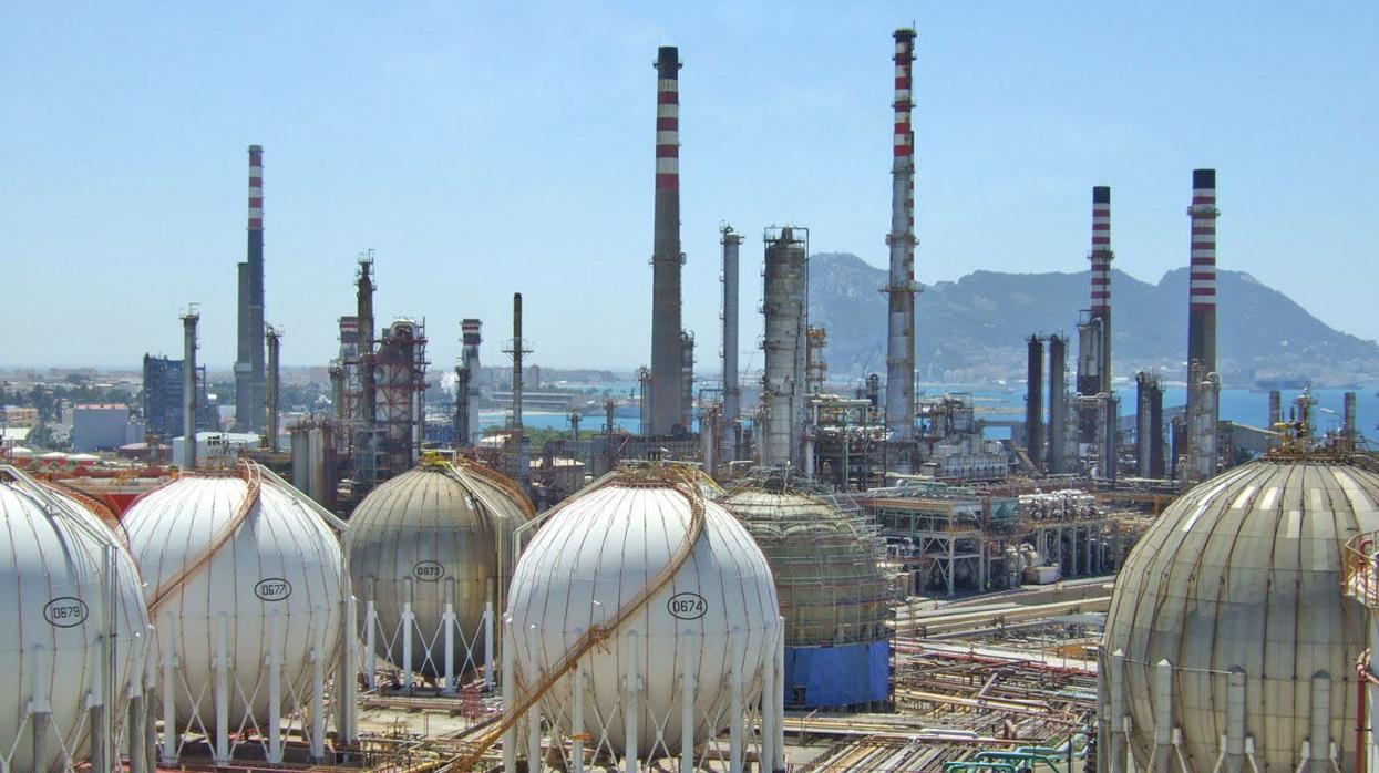 Refinería del Campo de Gibraltar en el gran polo industrial de la bahía de Algeciras