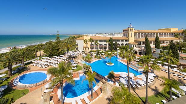 Bufé libre en porciones y hamaqueros para desinfectar: así reabren las grandes cadenas hoteleras en Andalucía