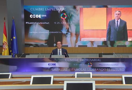 El presidente de la CEOE, Antonio Garamendi, escuchando la intervención de José Luis Manzanares