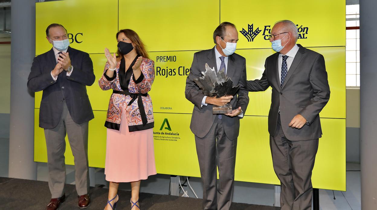 José Luis de Pablo-Romero, tras recibir el Premio, junto a José Luis García-Palacios, Carmen Crespo y Álvaro Ybarra
