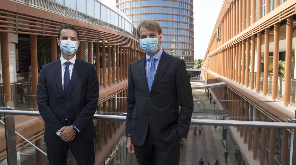 Juan Carlos Gómez, nuevo gerente de Torre Sevilla, y Jordi Soldevilla, presidente de la sociedad Puerto Triana, 100% de CaixaBank y propietaria del complejo