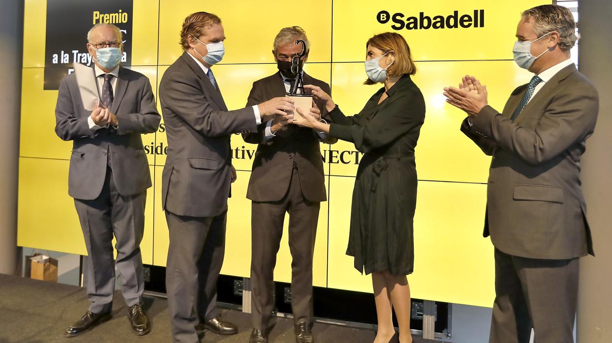 José María Pacheco recibe el Premio de manos de Ignacio Ybarra y Rocío Blanco, en presencia de Álvaro Ybarra y Agustín Rodríguez