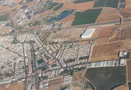 Arriba a la derecha, la fábrica que construye Ebro Foods en los antiguos terrenos de Azurera de La Rinconada, en Sevilla