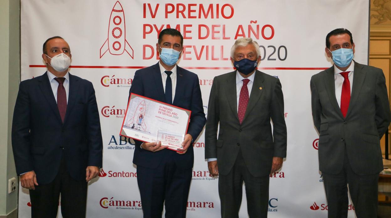 Fernando Moreno sostiene la placa conmemorativa del Premio en presencia de Francisco Javier Páez Vélez, Francisco Herrero y Juan Murillo