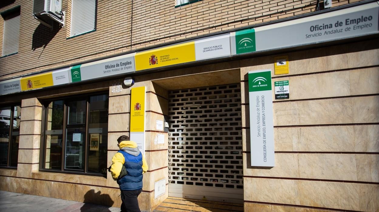 Oficina de empleo compartida por el SEPE y el SAE en una calle de Sevilla