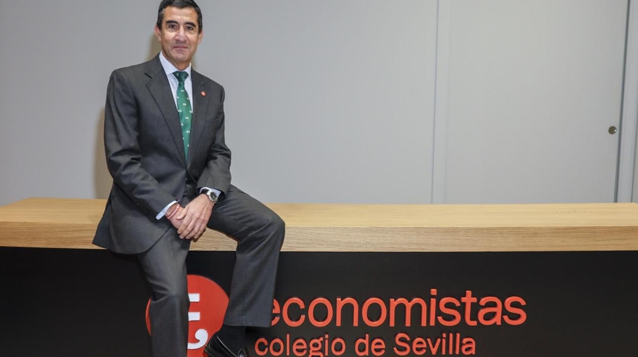 Francisco Tato, decano del Colegio de Economistas de Sevilla