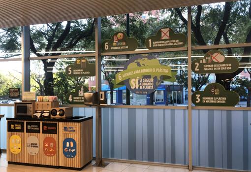La compañía ha dispuesto papeleras diferenciadas para depositar de forma separada los residuos