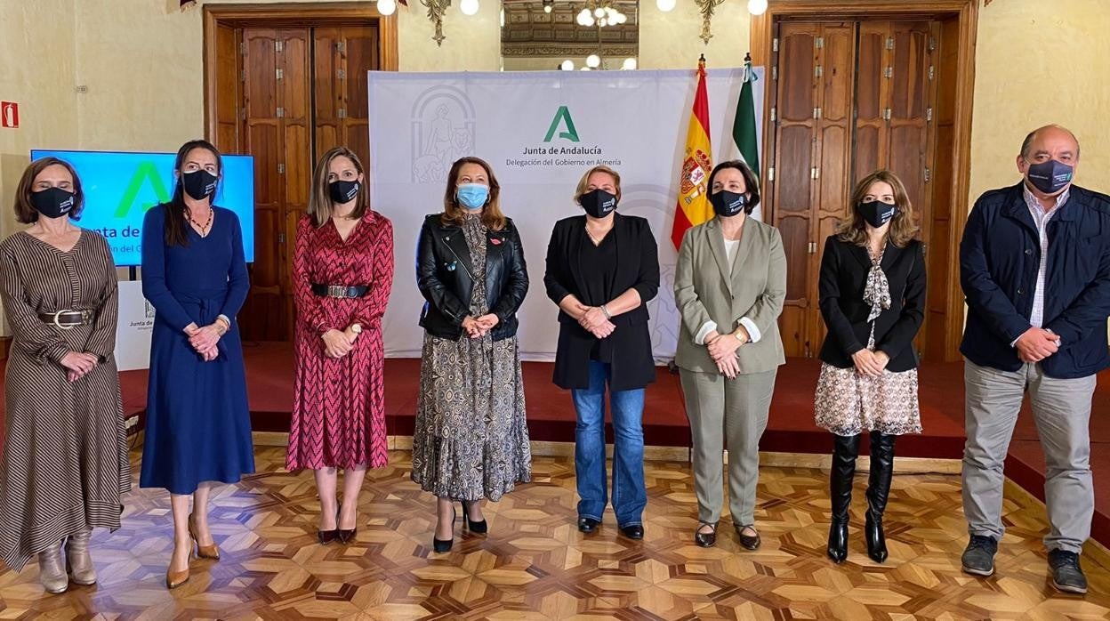 Representantes de la Consejería de Agricultura, Ganadería, Pesca y Desarrollo Sostenible con miembros de la Asociación Andaluza de Mujeres del Sector Pesquero