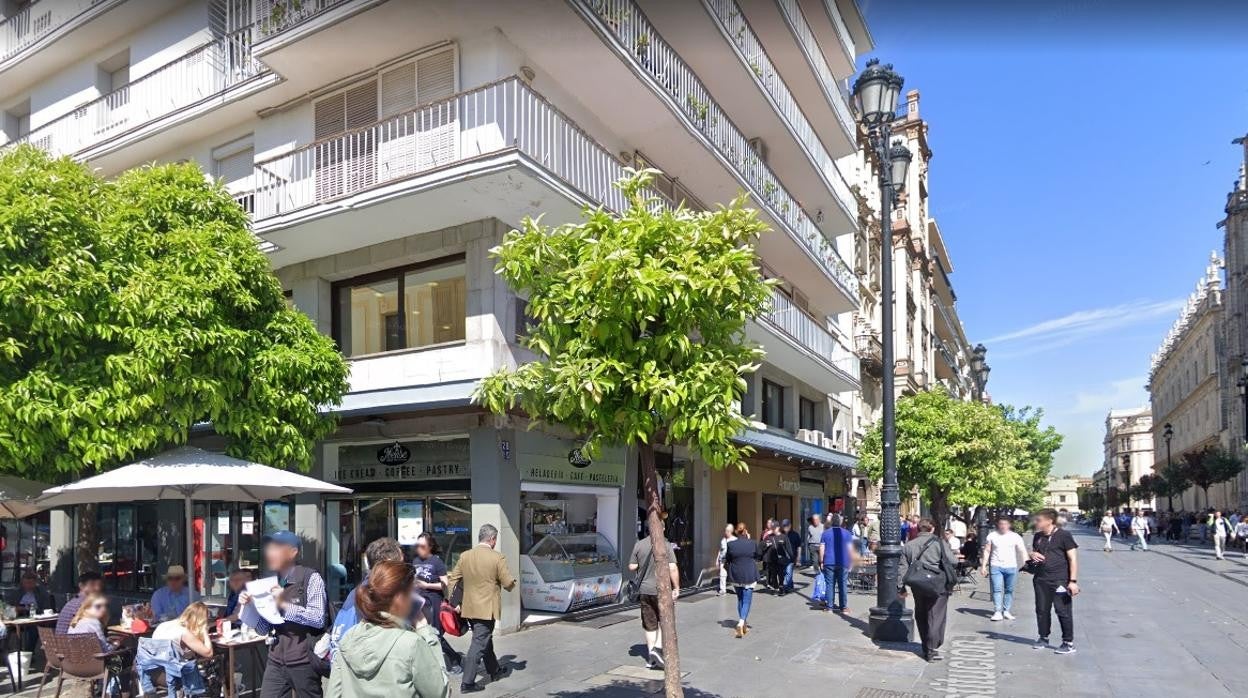A la izquierda, heladería La Ibense, que ha cerrado sus puertas y en la que prepara su desembarco la emblemática confitería sevillana La Campana