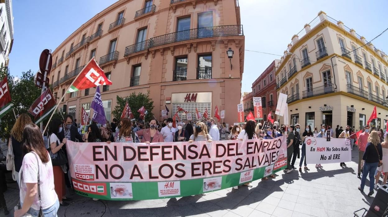 Manifestación este viernes en Sevilla de trabajadores de H&amp;M en contra del cierre de tiendas y despidos de empleados