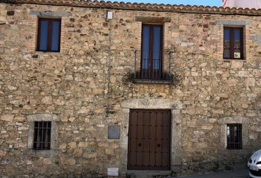 Fachada en piedra de la casa