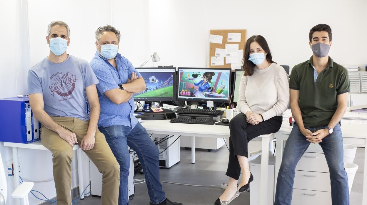 Curro Rueda (segundo por la izquierda) junto a parte del equipo de Viva Games Studios