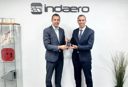 Los hermanos Darío González, CEO de Indaero y Rubén González, director de Calidad e I+D , sostienen el trofeo