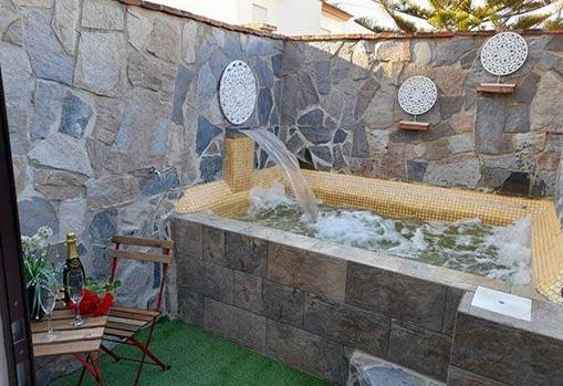 Jacuzzi en el patio del apartamento