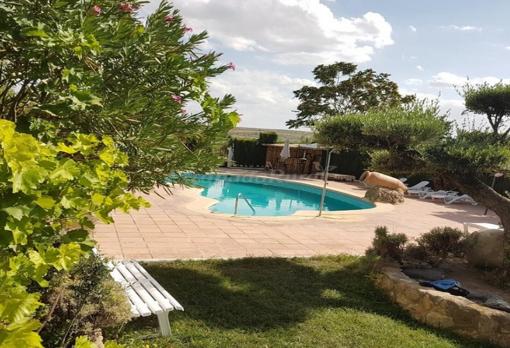 Jardín con piscina privada