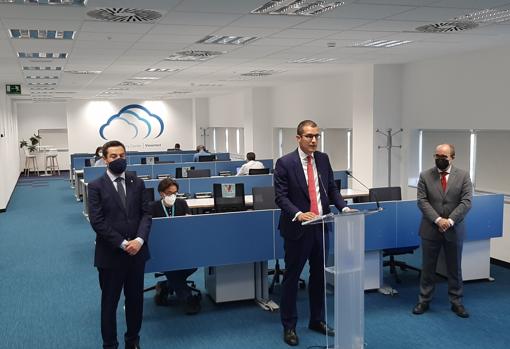 De izquierda a derecha, Juanma Moreno Bonilla, presidente de la Junta; Horacio Morell, presidente de IBM España y María José Boyano, director de la oficina de Sevilla, y Jorge Jiménez Molina, director general de Viewnext