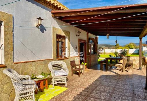 Porche y patio del cortijo