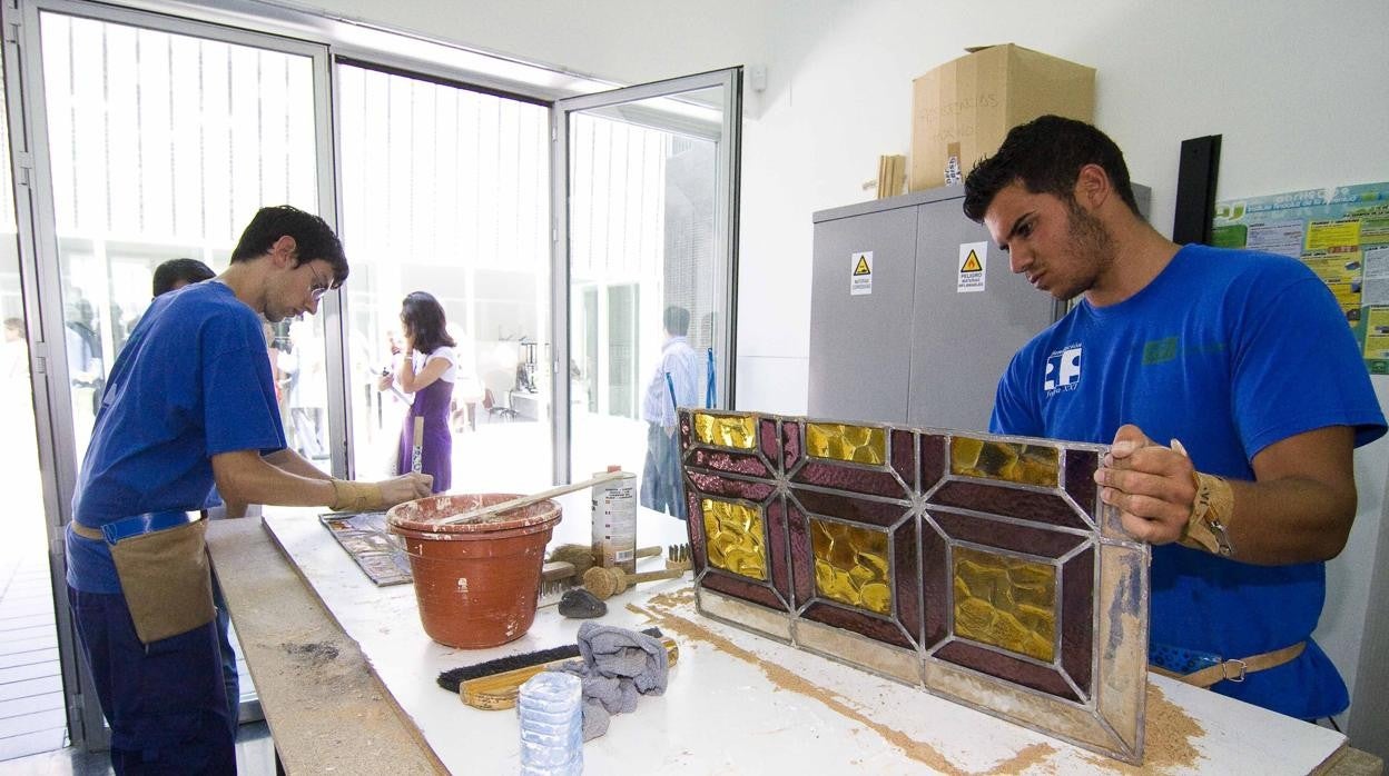 Alumnos de una escuela taller sobre recuperación del patrimonio