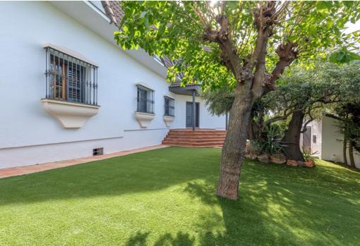 Fachada y jardín de la casa