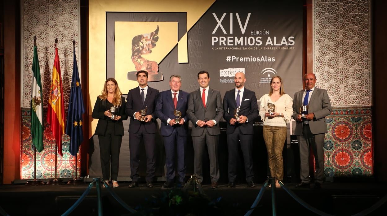 Los premiados en la anterior edición de esta convocatoria bianual con el presidente andaluz