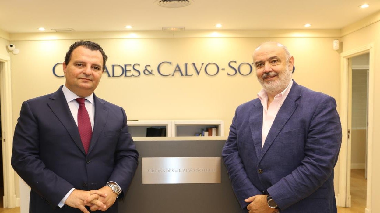 Francisco Fernández, socio director de Cremads &amp; Calvo-Sotelo en Sevilla, y Abraham Carrascosa, que liderará su nueva división de inversiones e infraestructuras