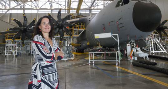 La ejecutiva de Airbus ante un avión A400M