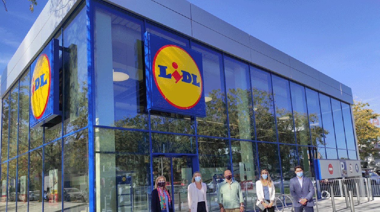 Establecimiento de la cadena de supermercados de descuento Lidl que reabrirá esta semana reformado en la avenida de Kansas City de Sevilla, local en el que la cadena ha invertido 4,2 millones de euros