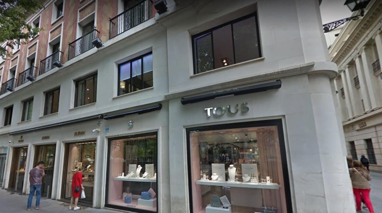 Tienda de Tous en la Plaza Nueva, esquina con calle Tetuán