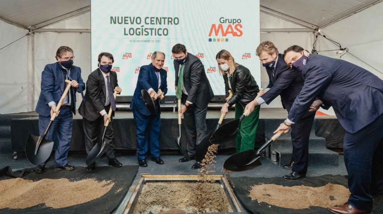 La familia Martín y los representantes del Ayuntamiento de Guillena y la Junta de Andalucía ponen la primera piedra