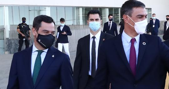 Juanma Moreno, presidente de la Junta, junto a Pedro Sánchez, jefe del Ejecutivo nacional