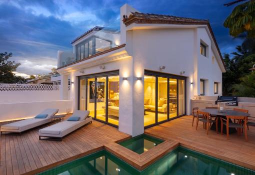 Espectacular terraza con piscina y tumbonas