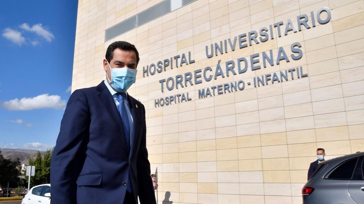 Un nuevo ambiulatorio en el hospital torrecárdenas livcitado por 11.5 millones, es la obra de mayor presupuesto que ha quedado desierta. En la imagen, el presisente de la Junta durante una vista al hospital almeriense