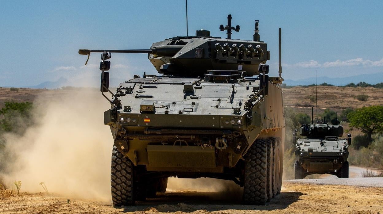 Dos vehículos de combate de ruedas VCR 8x8 Dragón en su recorrido por la pista de pruebas de Santa Bárbara Sistemas en Alcalá de Guadaira