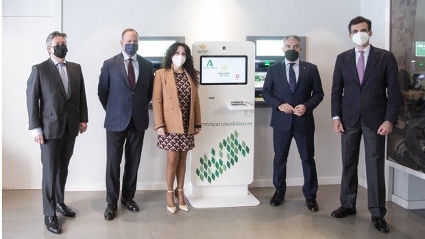 Caja Rural del Sur, Vodafone y la Junta de Andalucía se unen para facilitar el uso de la banca digital en zonas rurales