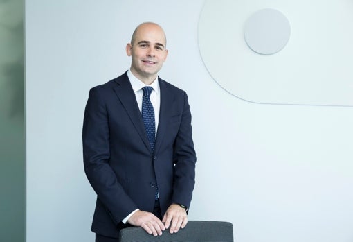Antes de entrar en Indra en 2009, Francisco-Ruiz Risueño trabajó como abogado en Ernst & Young y Garrigues ABC