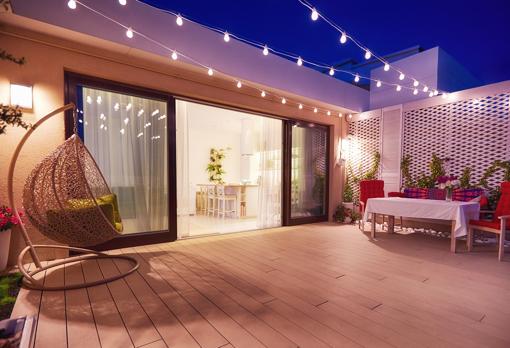 Las luces dan vida a a la terraza