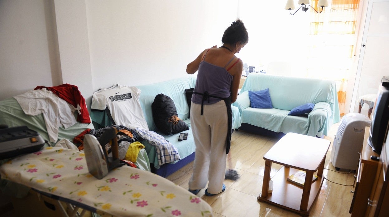Una mujer realiza las tareas de la casa