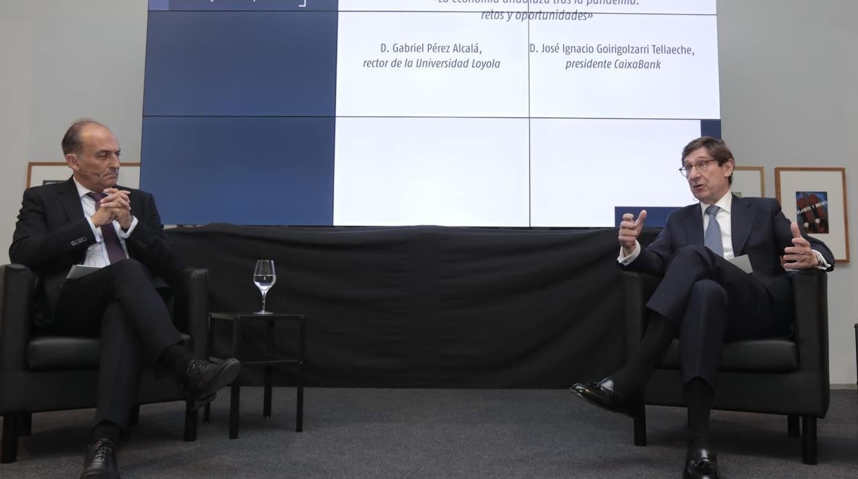 Gabriel Pérez Alcalá, rector de la Universidad Loyola, y José Ignacio Goirigolzarri, presidente de CaixaBank, han mantenido un coloquio en La Galería de ABC
