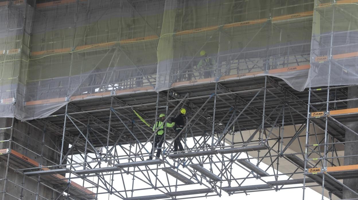 Obras en el puente del Centenario de Sevilla