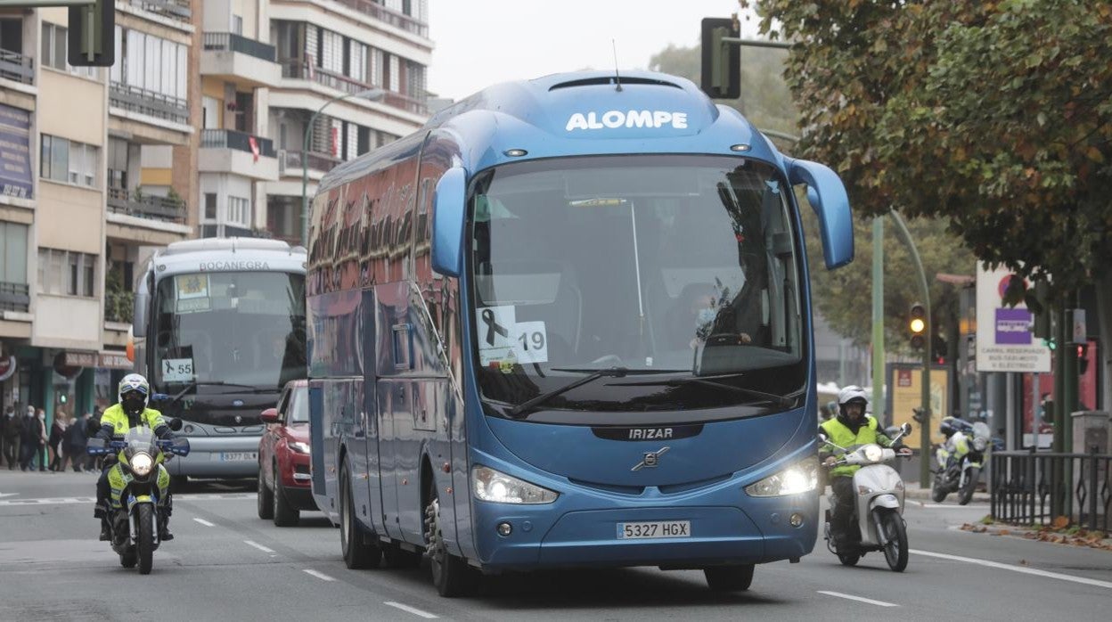 Las empresas de transporte de viajeros por carretera dicen que no pueden trabajar a pérdidas por la subida de los carburantes