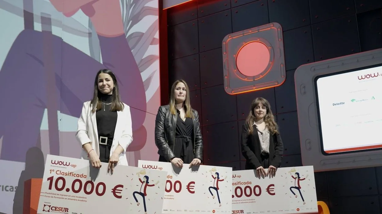 De izquierda a derecha, Nuria Fábregas, ganadora del programa WOW.up; y María Jesús Garrido y Patricia Jimeno, que han recibido el segundo y tercer premio del concurso de Cesur